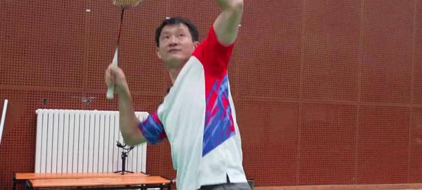 爱游戏体育官网-羽毛球选手高难度动作，低调表现