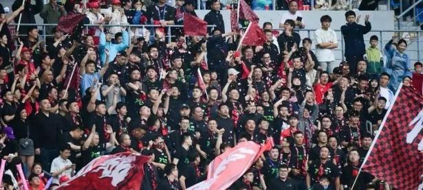 爱游戏亚洲官网-日本联赛的精彩对决吸引了观众