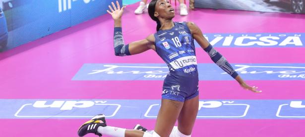 爱游戏网页版入口-意大利队全队努力，摆脱困境迎来胜利