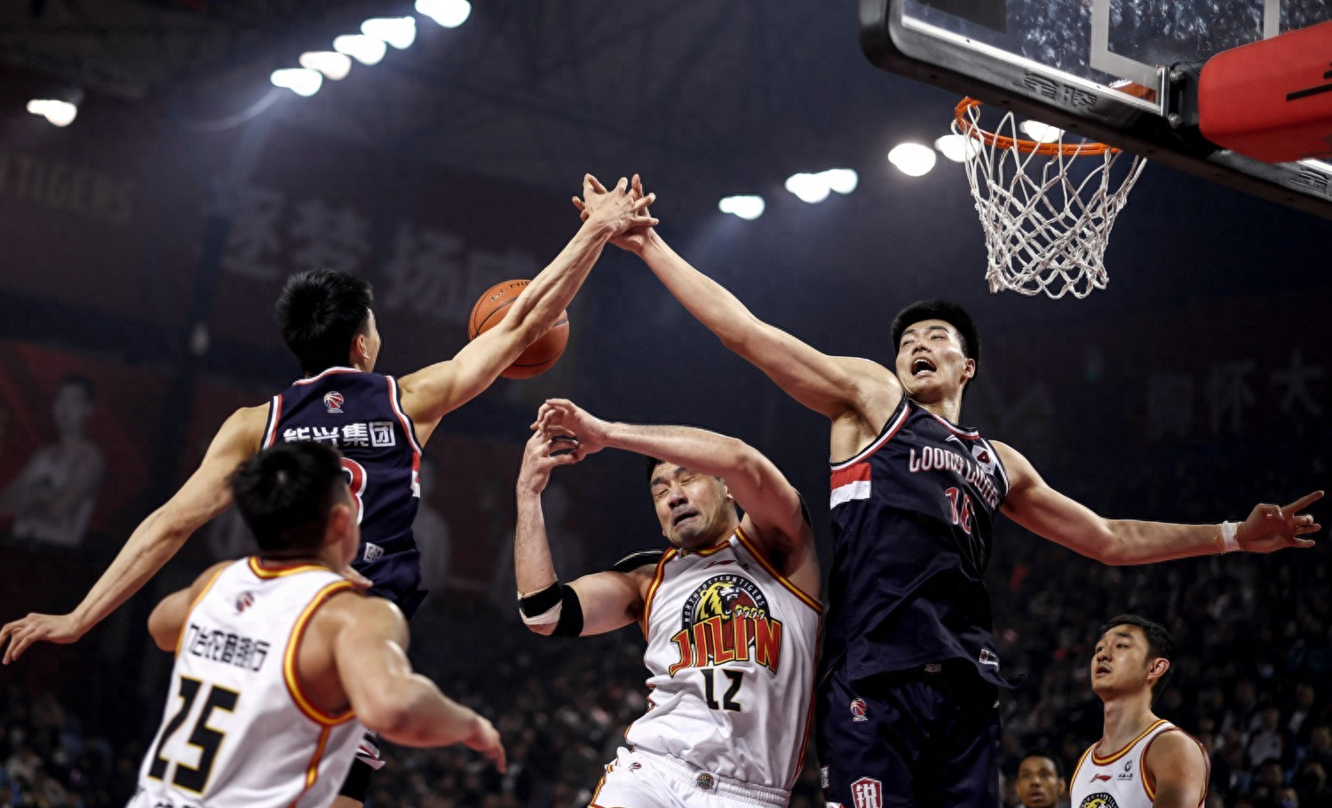 青岛队奋力反击,成功抵挡对手攻势的简单介绍 青岛队奋力反击,成功抵挡对手攻势的简单介绍