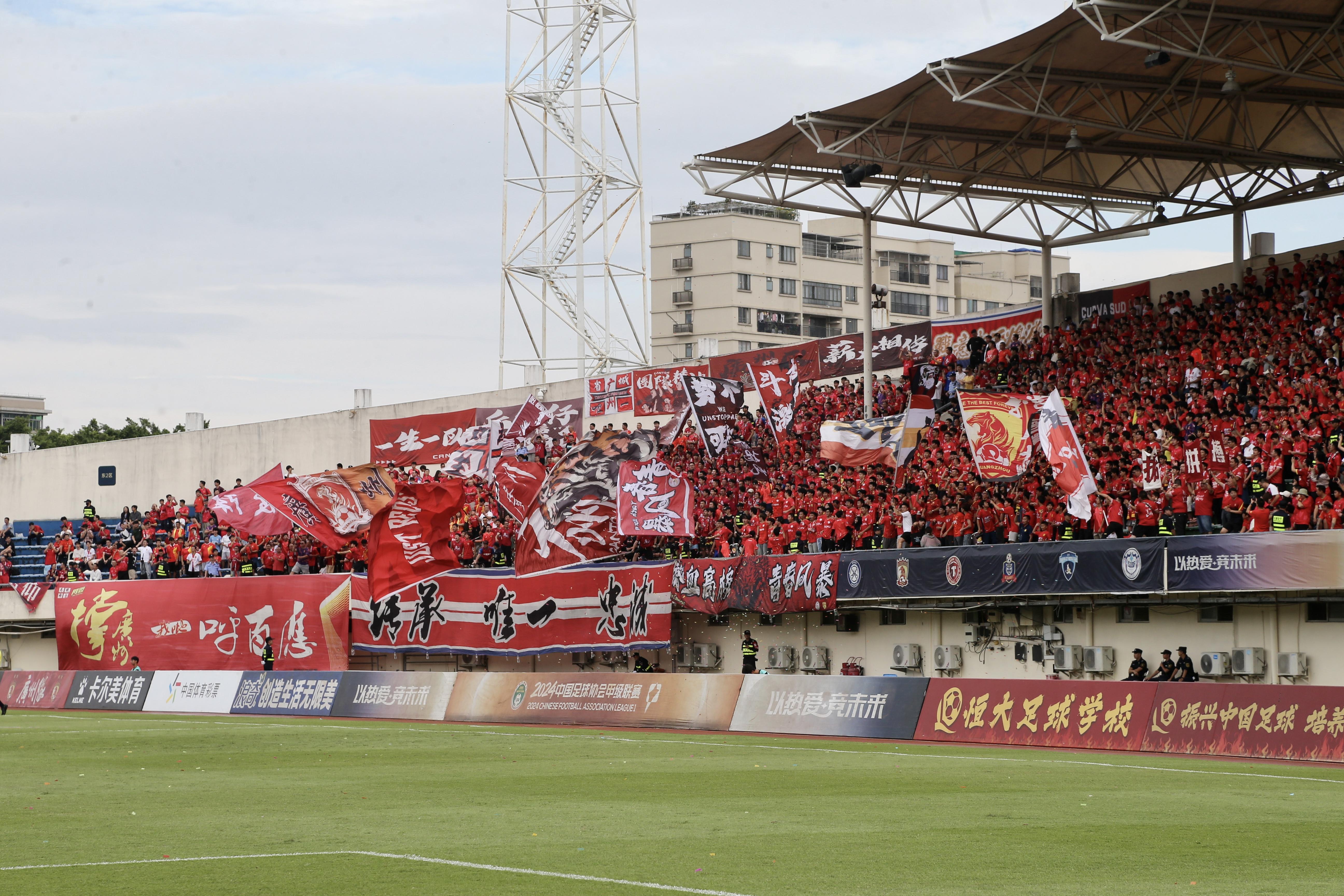 广州队球员在比赛中表现稳定，取得胜利