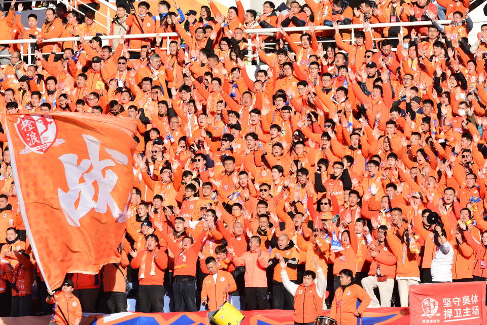 中超球员技艺高超，球迷沉浸在精彩表演中的简单介绍