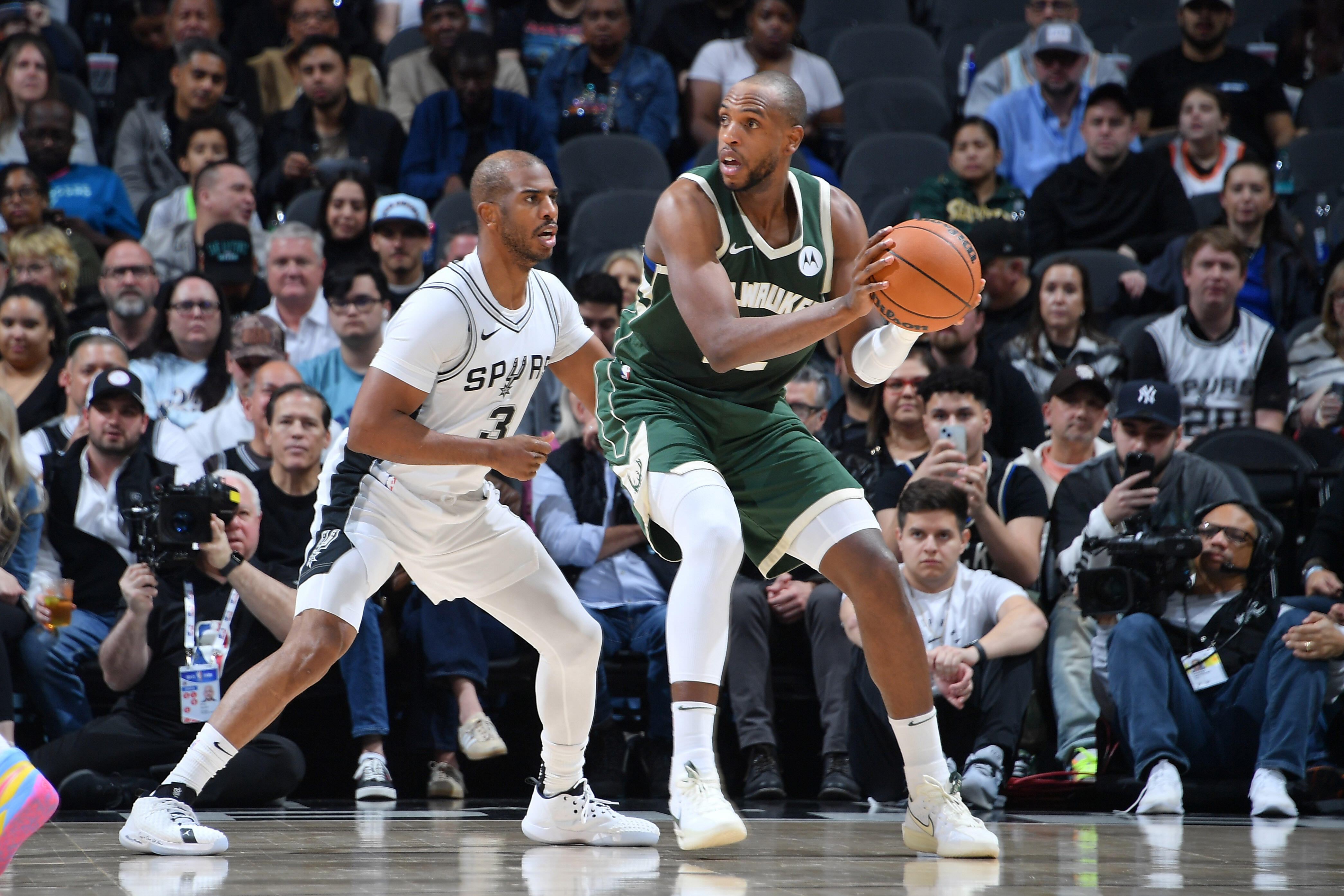 雄鹿胜魔术，米德尔顿全场狂砍分制胜