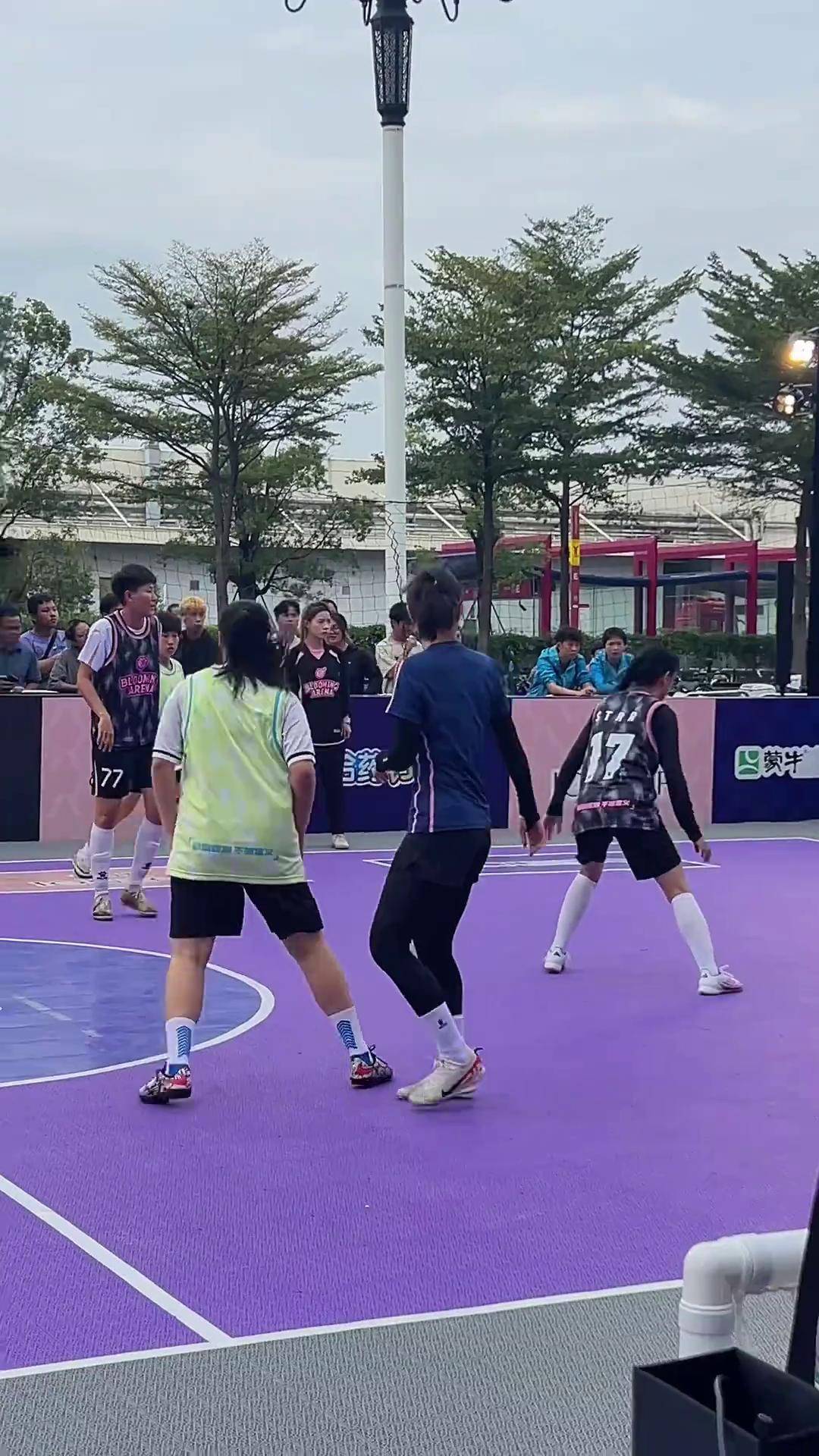 关于足球竞技场女足比赛前瞻，热血沸腾战况激烈的信息