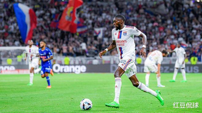 圣埃蒂安队在比赛中力震群雄 圣埃蒂安队在比赛中力震群雄