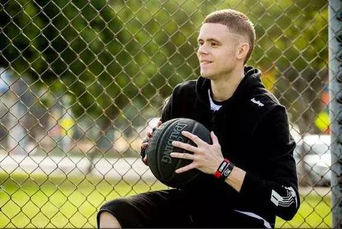 篮球名宿教授年轻球员突破技巧