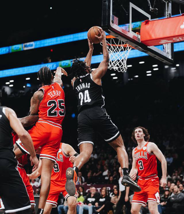 包含篮网大胜公牛，欧文伦纳德实现配合默契的词条