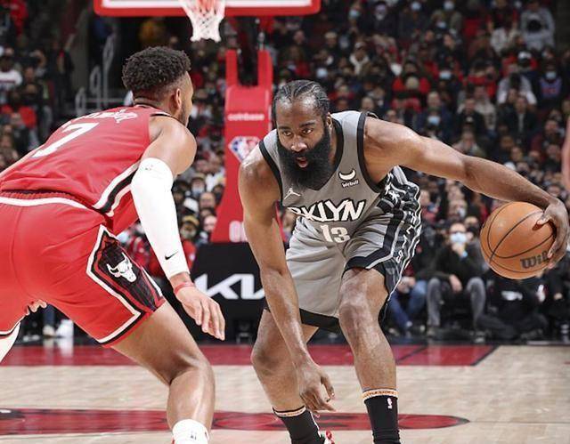 包含篮网大胜公牛，欧文伦纳德实现配合默契的词条