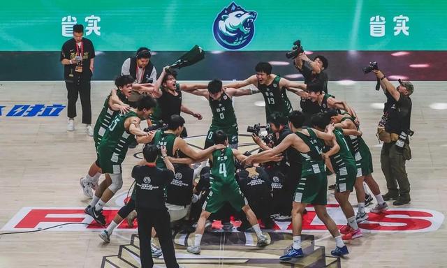 精彩绝伦的比赛，球迷们尽情欢呼