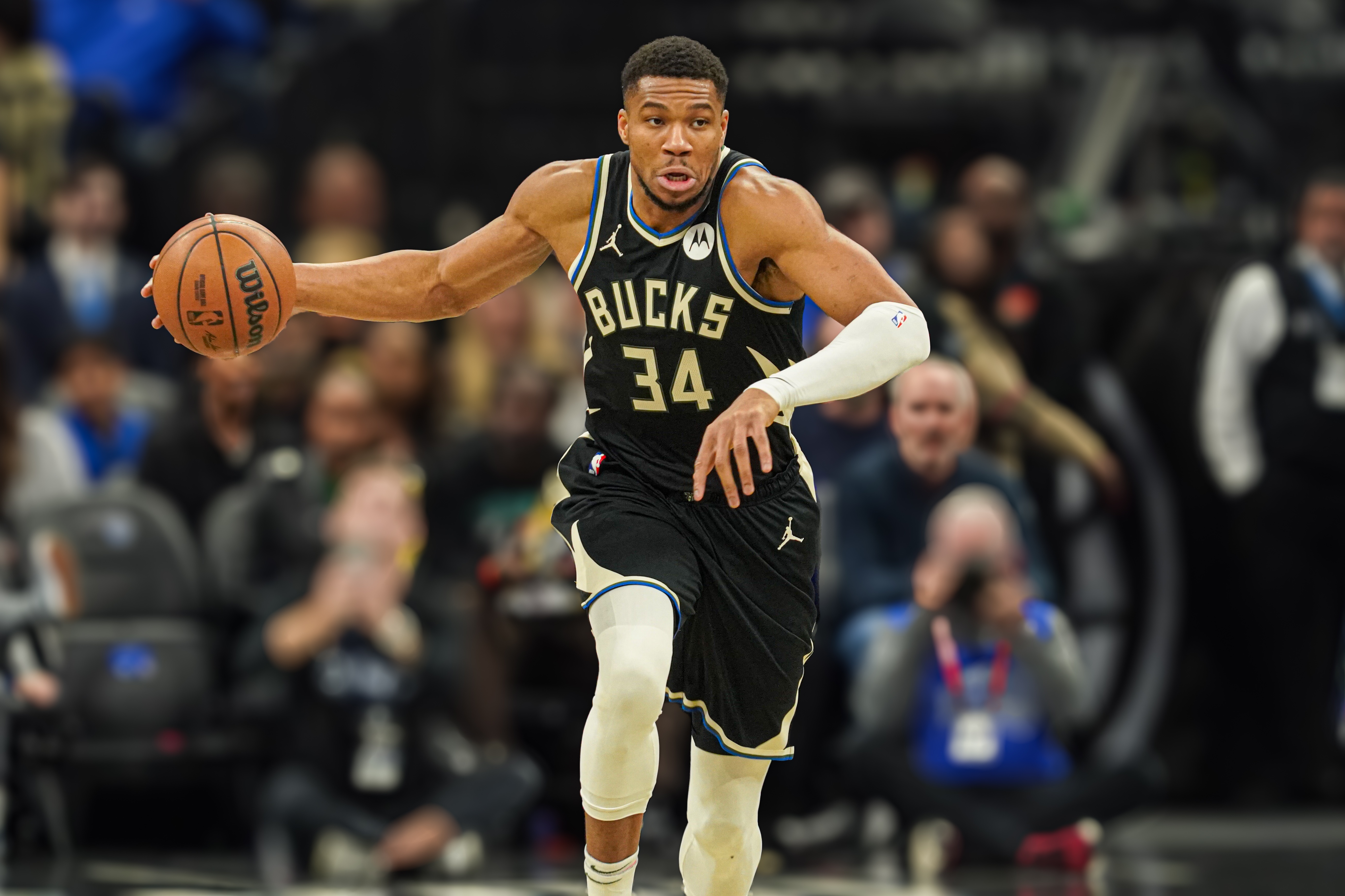 雄鹿队大胜一场,晋级到了半决赛 雄鹿队大胜一场,晋级到了半决赛