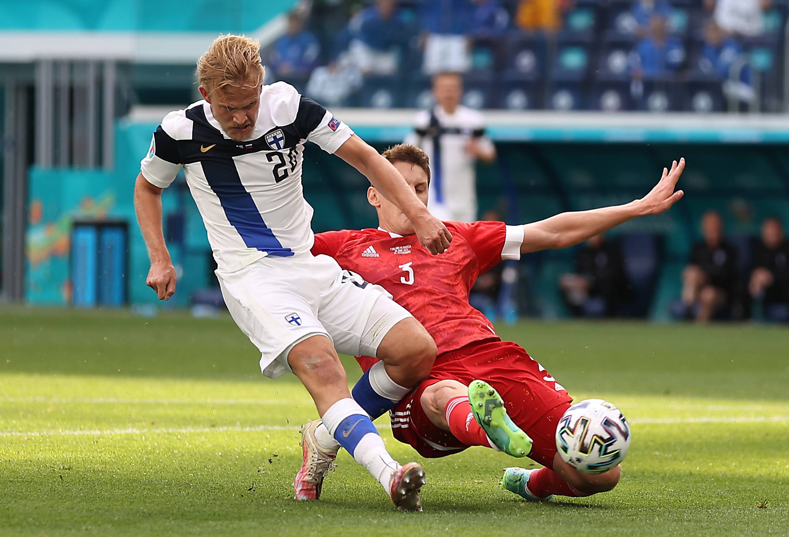 足球比赛中精湛技艺令人惊艳