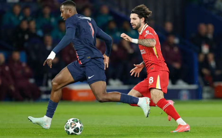 瞬息万变的足球比赛吸引无数目光 瞬息万变的足球比赛吸引无数目光