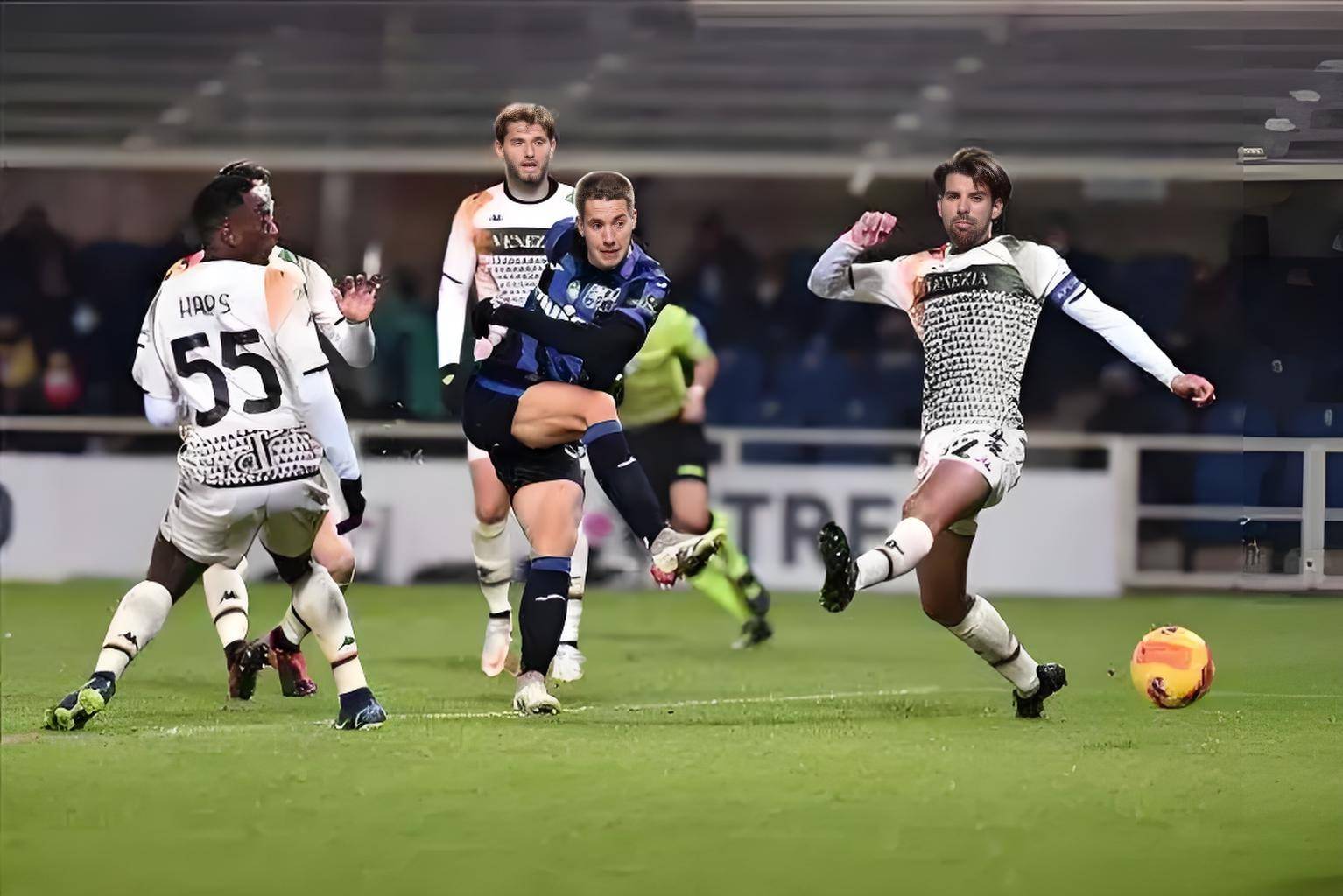 包含威尼斯队主场战胜罗马尼亚，晋级氛围热烈的词条