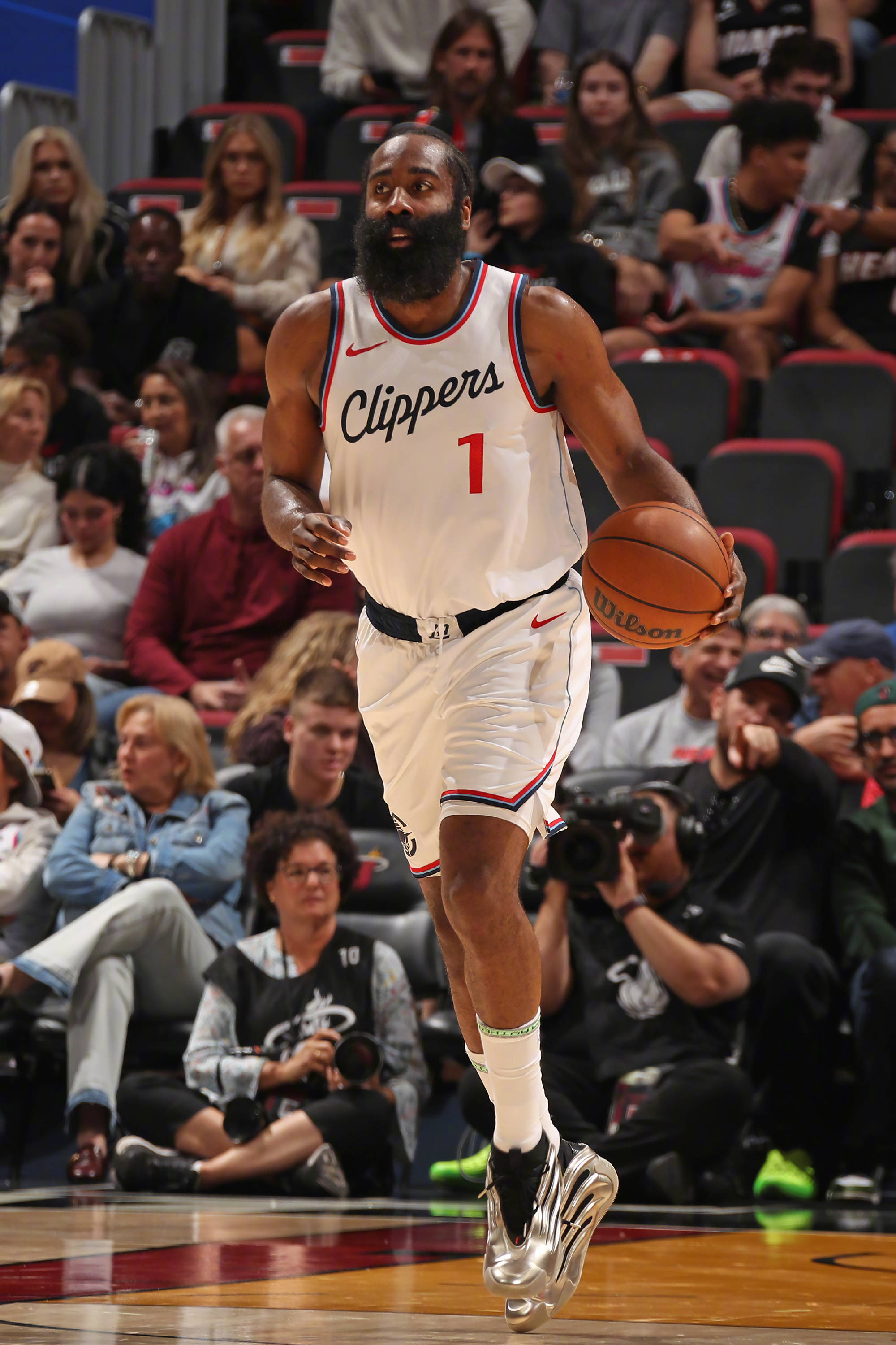 火箭客场力克快船，哈登再砍分领军球队的简单介绍