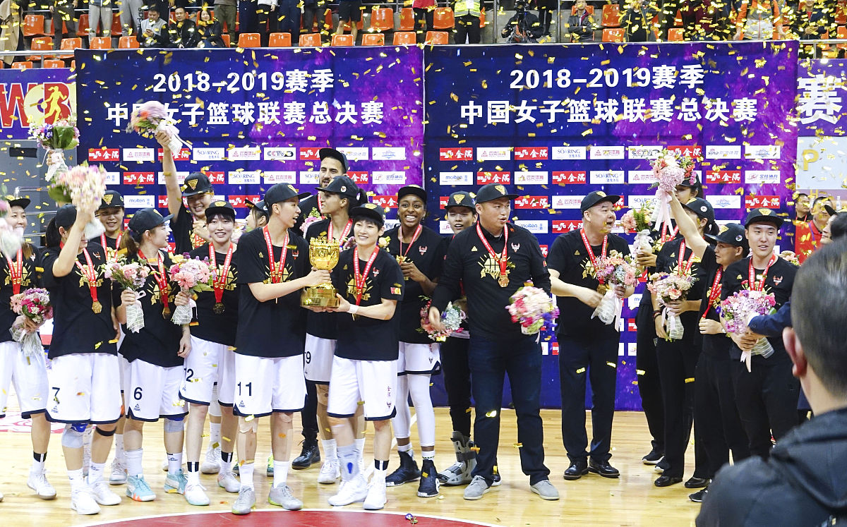 球队在全球篮球赛中打出精彩的团队配合