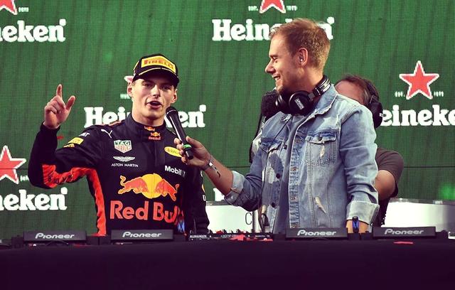 关于墨西哥球队勇夺比赛胜利，现场观众欢呼不已的信息