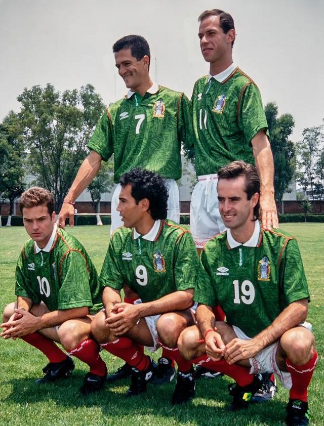 关于墨西哥球队勇夺比赛胜利，现场观众欢呼不已的信息