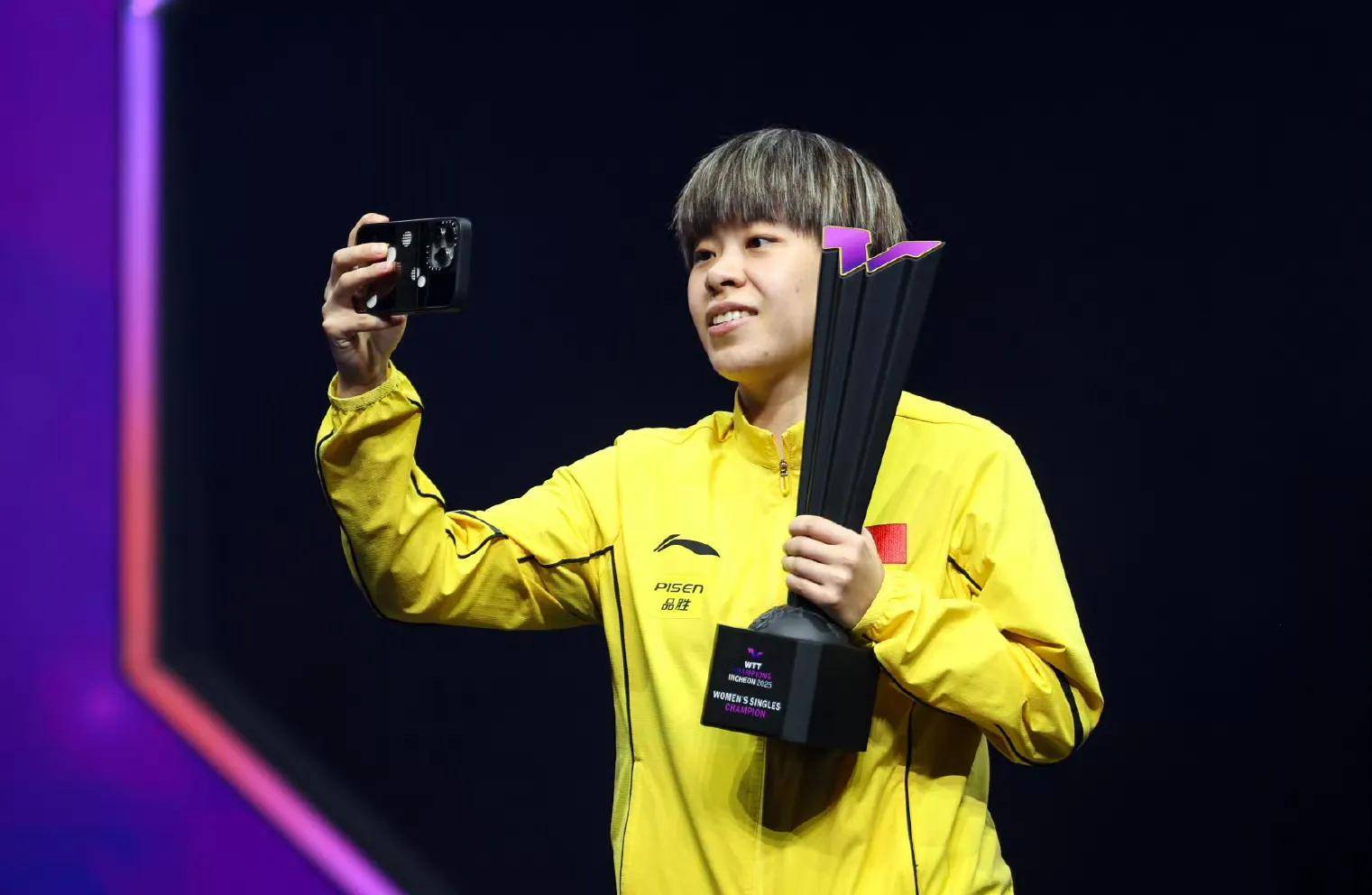 体育风云变幻无穷，球员奋力拼搏争夺奖杯