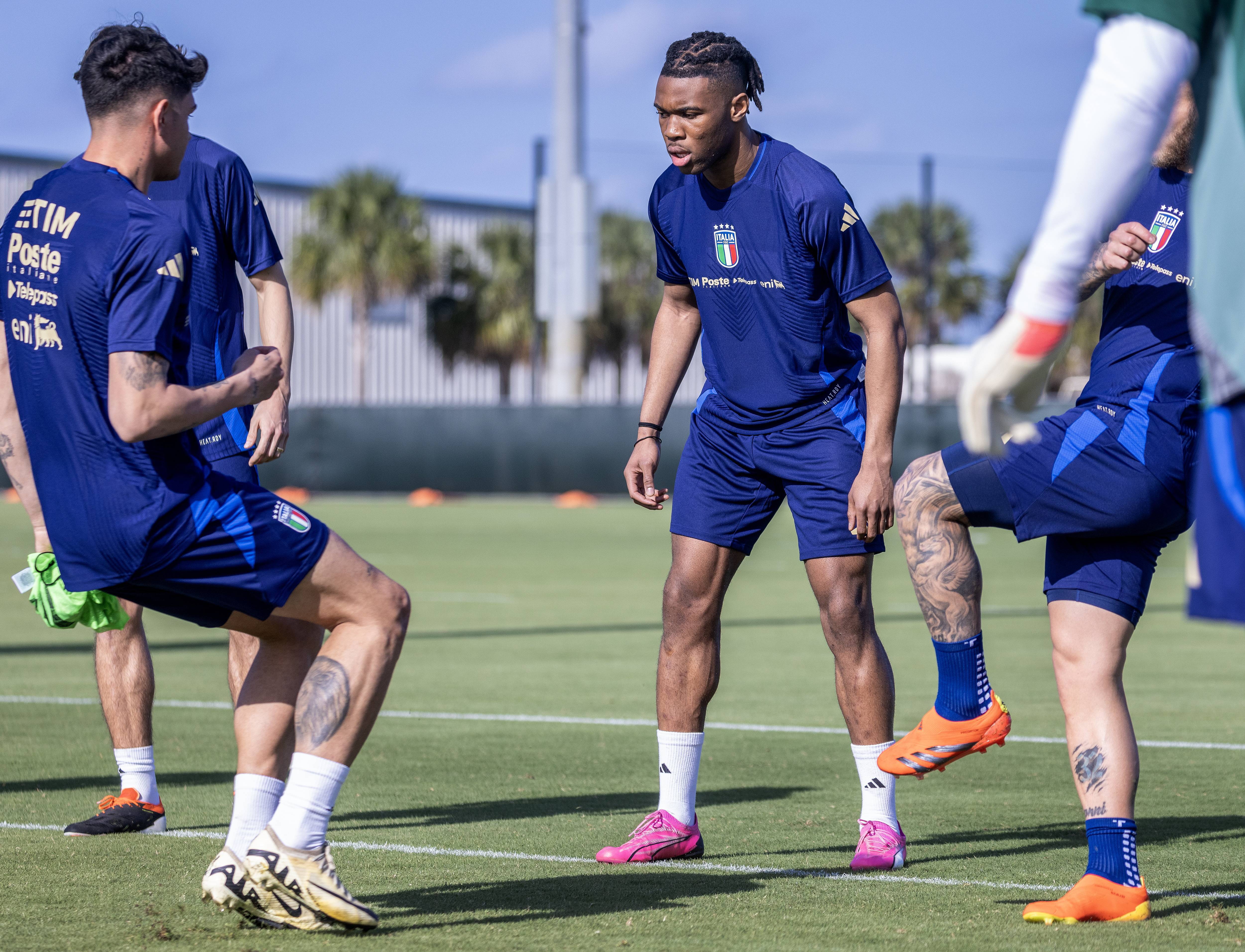 意大利足球赛场精彩瞬间,球员风采无限 意大利足球赛场精彩瞬间,球员风采无限