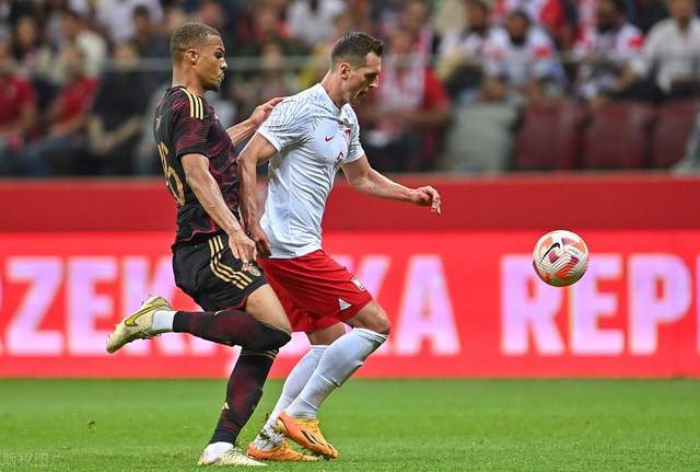 德国后卫摔伤下场接受医学评估 德国后卫摔伤下场接受医学评估