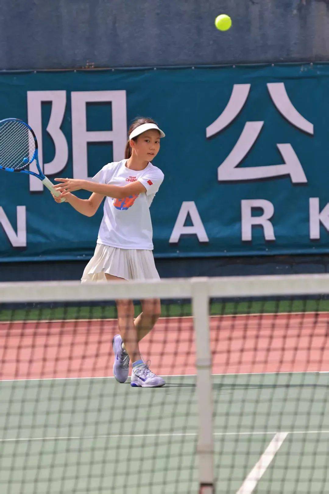 网球明星携手出席篮球赛事，倾情呈现精彩对决