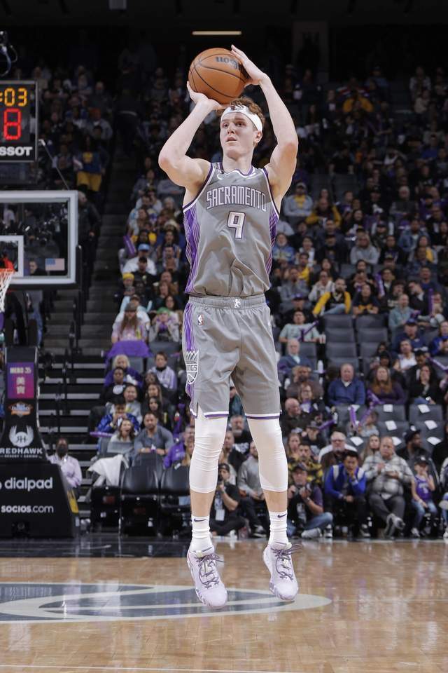 国王大胜马刺，取得五连胜势不可挡的简单介绍