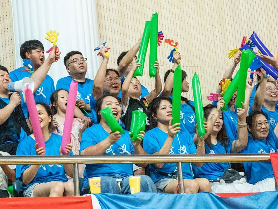 关于欢呼声响彻全场，球队胜利进军四强的信息