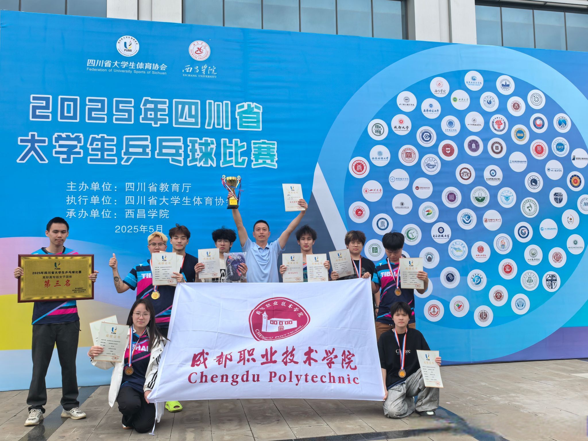 球队在比赛中展现团队合作力,获得胜利 球队在比赛中展现团队合作力,获得胜利