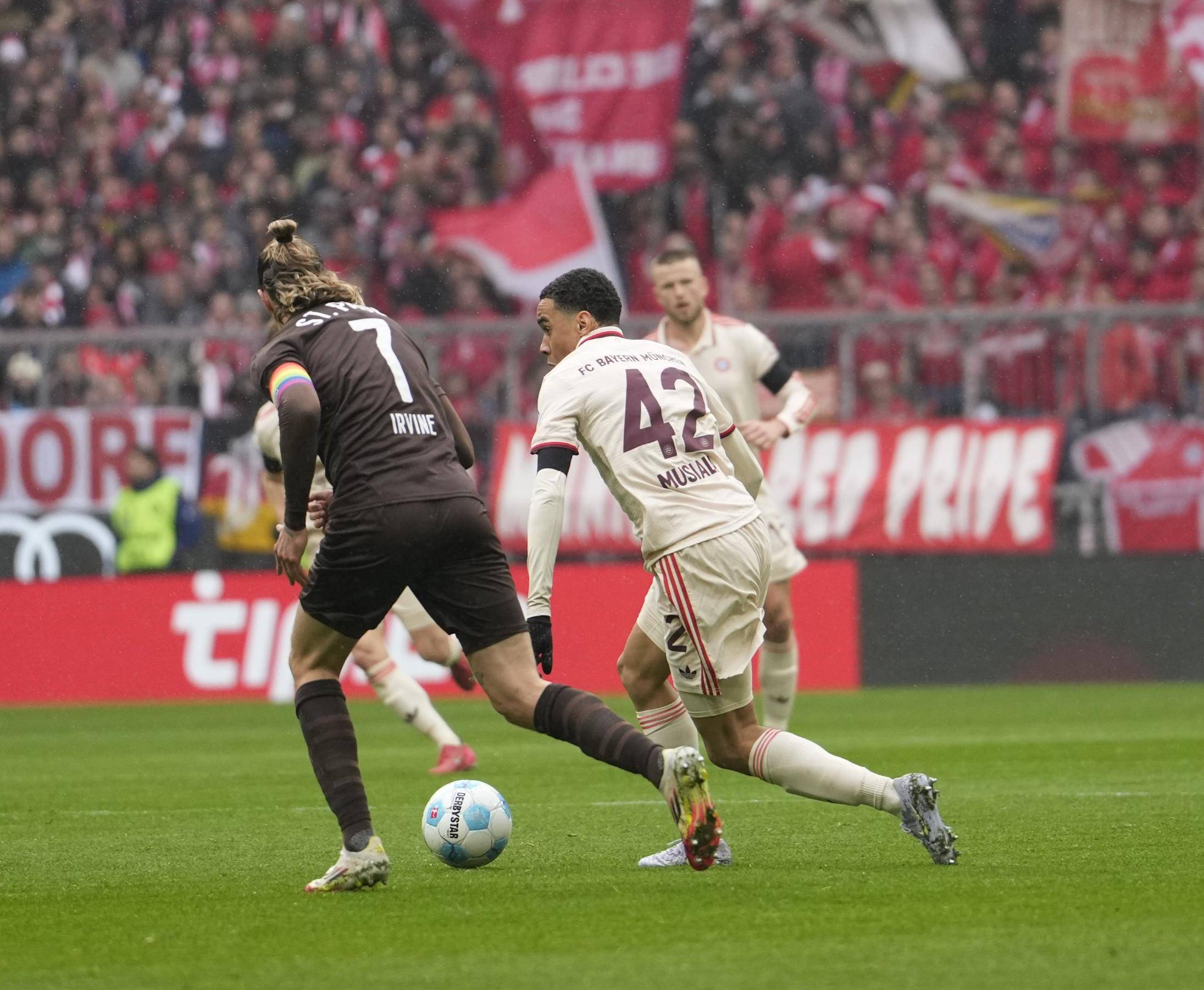 德甲球员大动作庆祝进球震动球场 德甲球员大动作庆祝进球震动球场