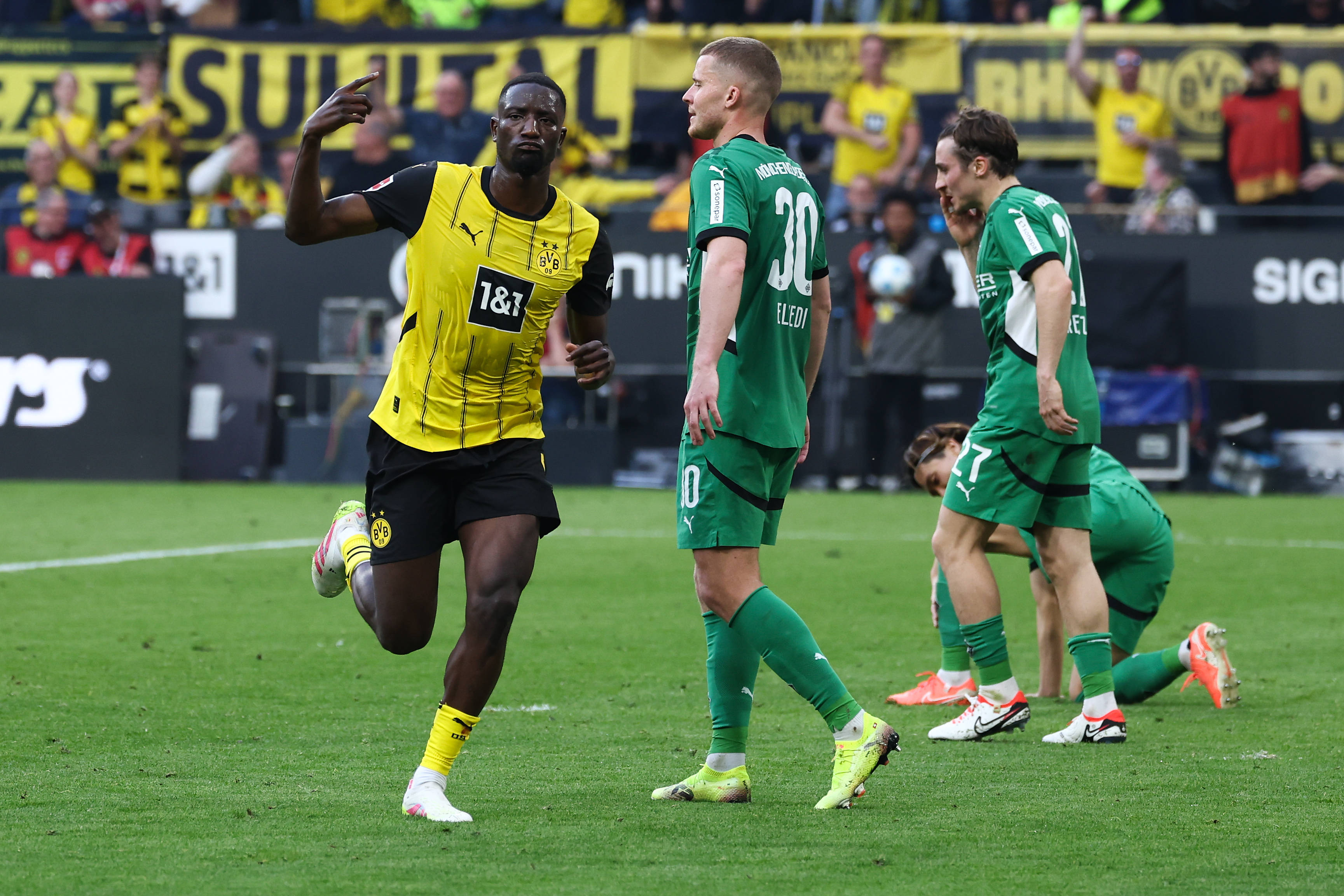 德甲球员大动作庆祝进球震动球场 德甲球员大动作庆祝进球震动球场