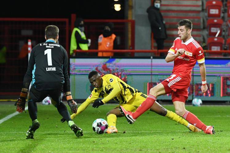 斯图加特遭遇连败,陷入保级危机 斯图加特遭遇连败,陷入保级危机