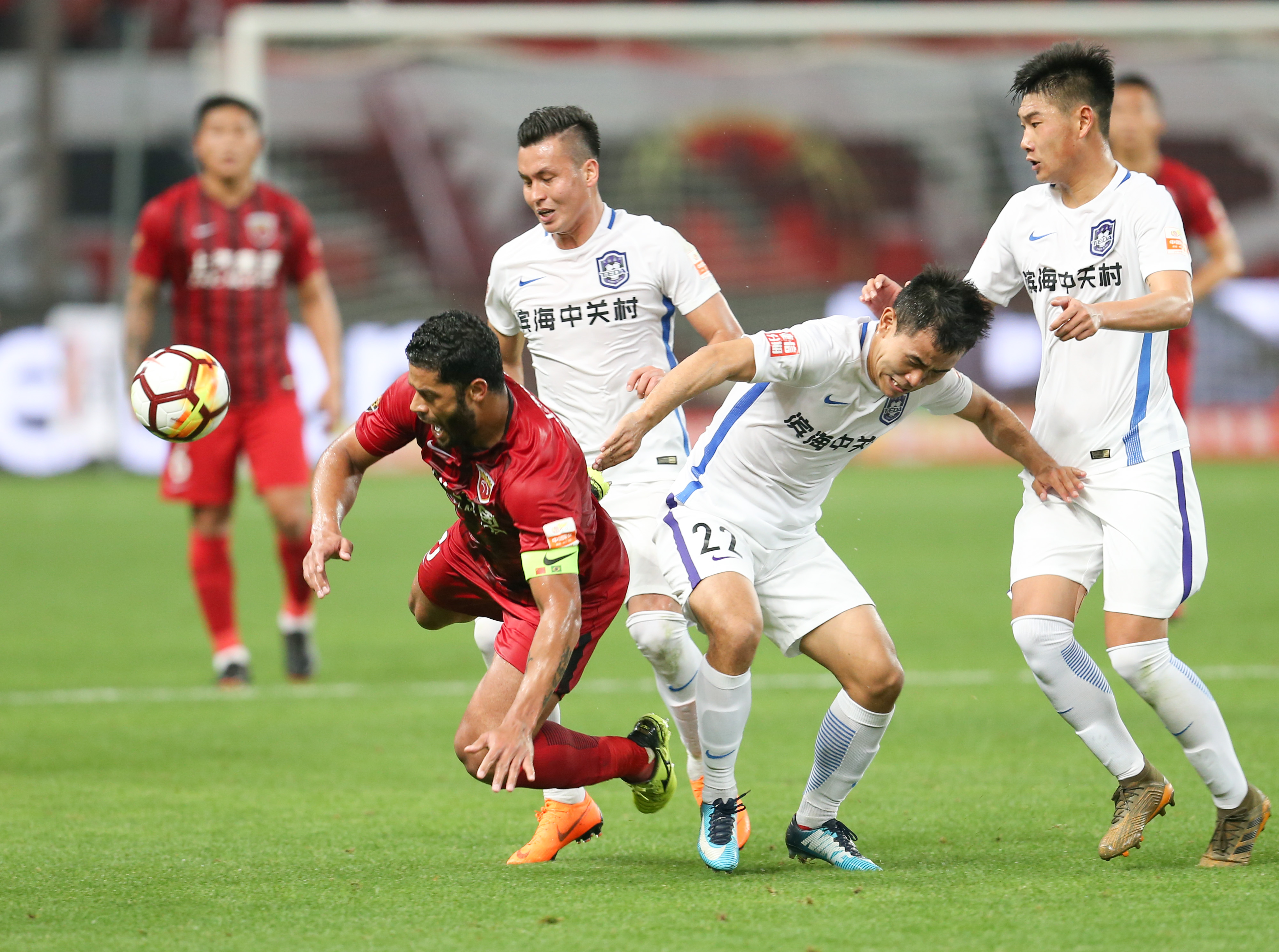 天津泰达主场着急，被上海上港逆转击败