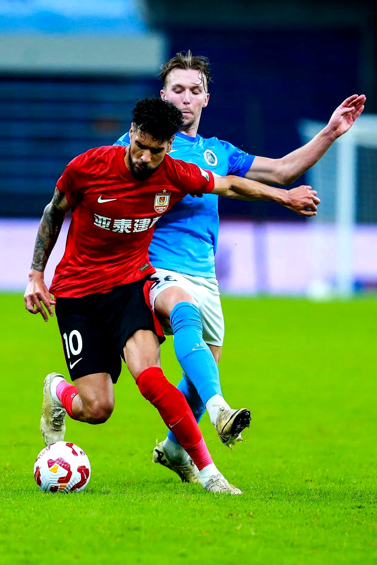 久违的经典对决再度上演,引发球迷热议 久违的经典对决再度上演,引发球迷热议