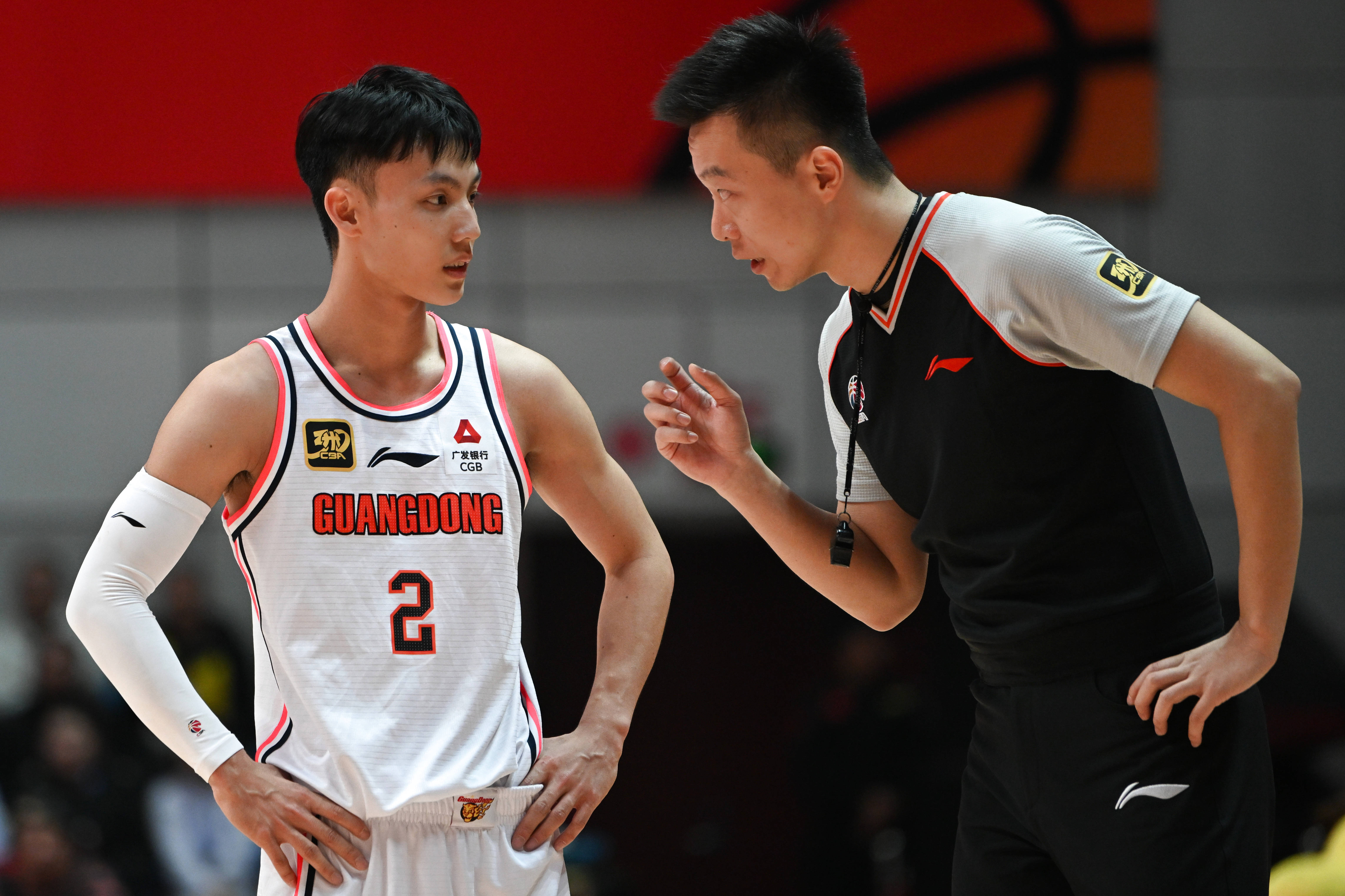 广东男篮客场击败广州队,稳居榜首 广东男篮客场击败广州队,稳居榜首