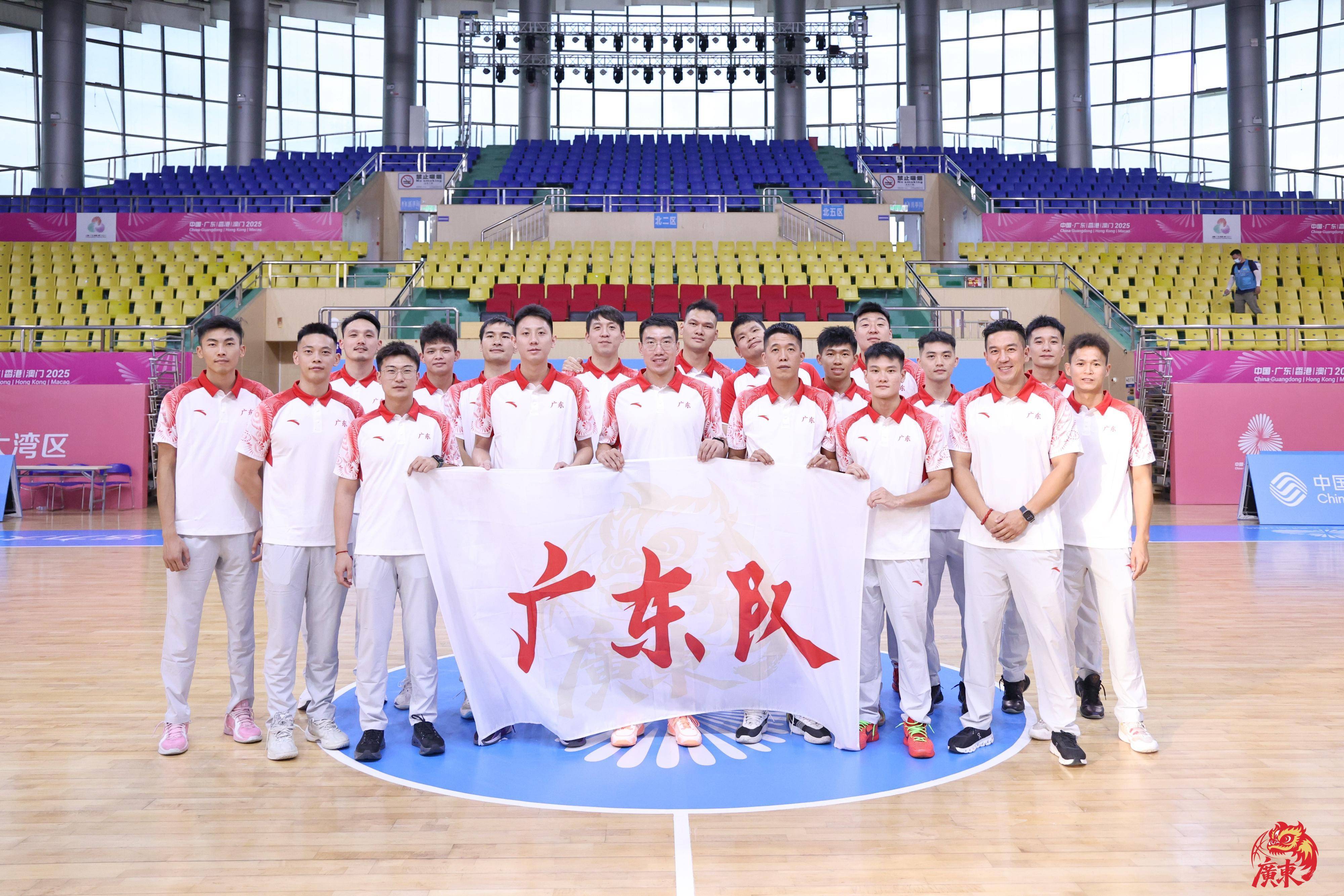 广东男篮客场击败广州队,稳居榜首 广东男篮客场击败广州队,稳居榜首