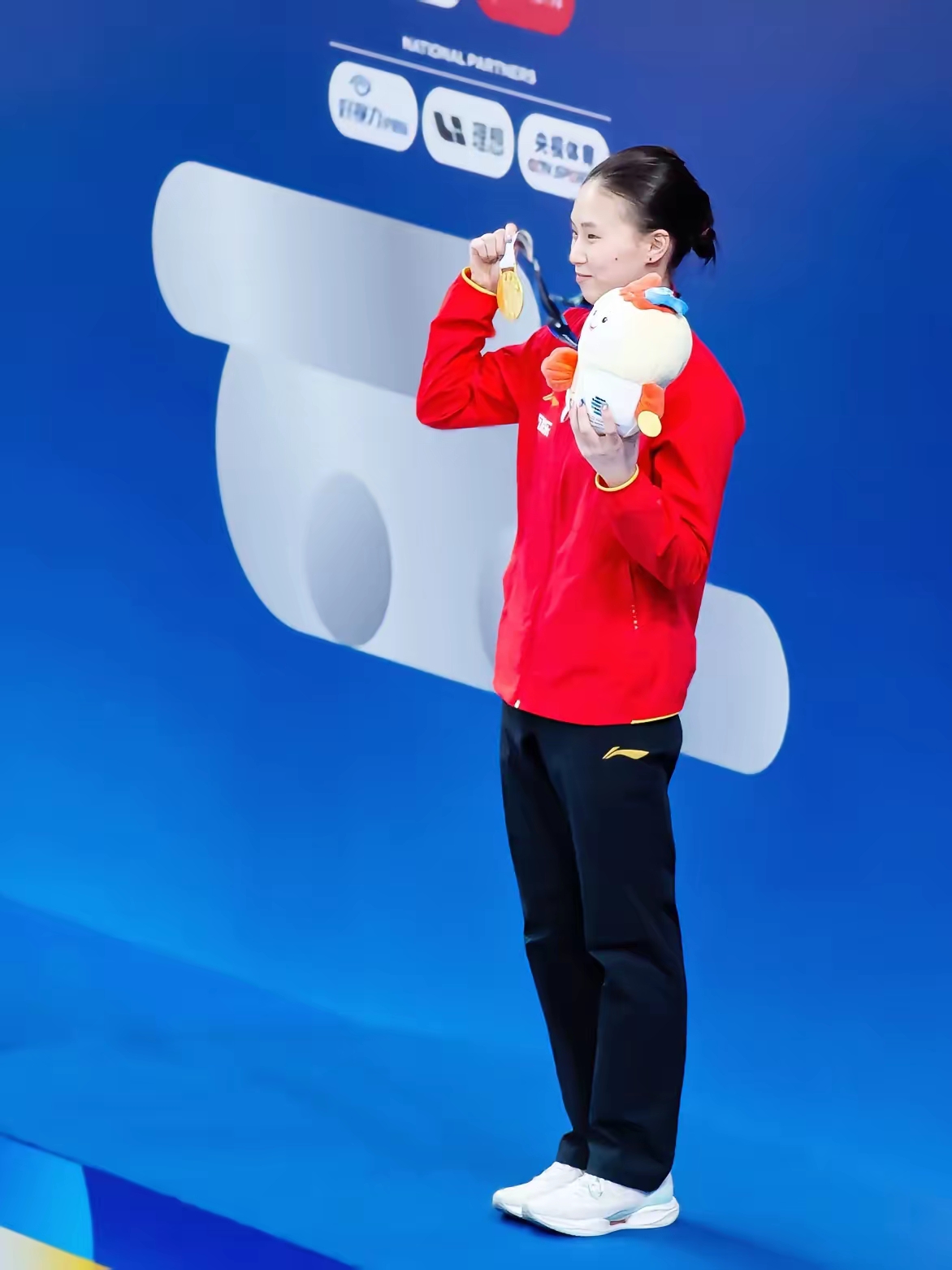 精湛技艺,女运动员赢得观众掌声的简单介绍 精湛技艺,女运动员赢得观众掌声的简单介绍