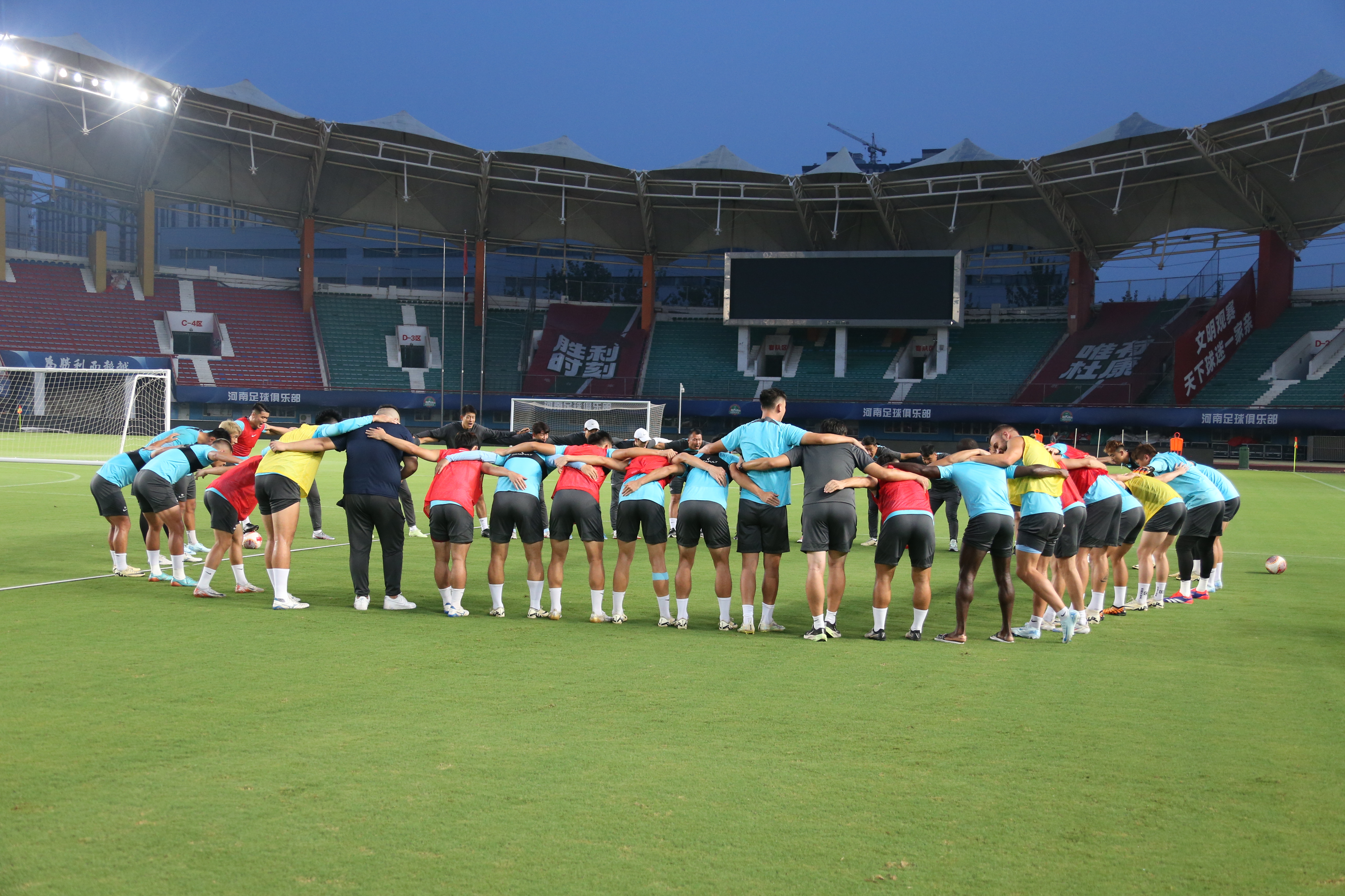 包含火热比拼：女子足球队赢得阵容合谐的词条