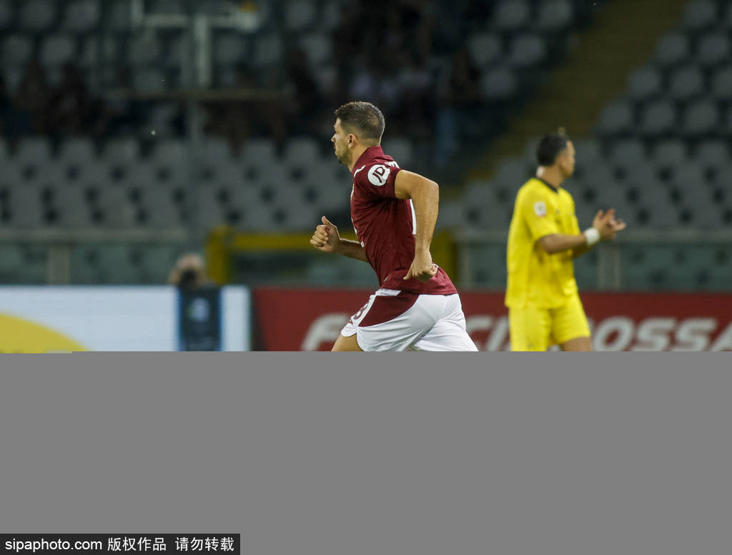 瓦伦西亚主帅因失利被解雇,球队陷入动荡 瓦伦西亚主帅因失利被解雇,球队陷入动荡