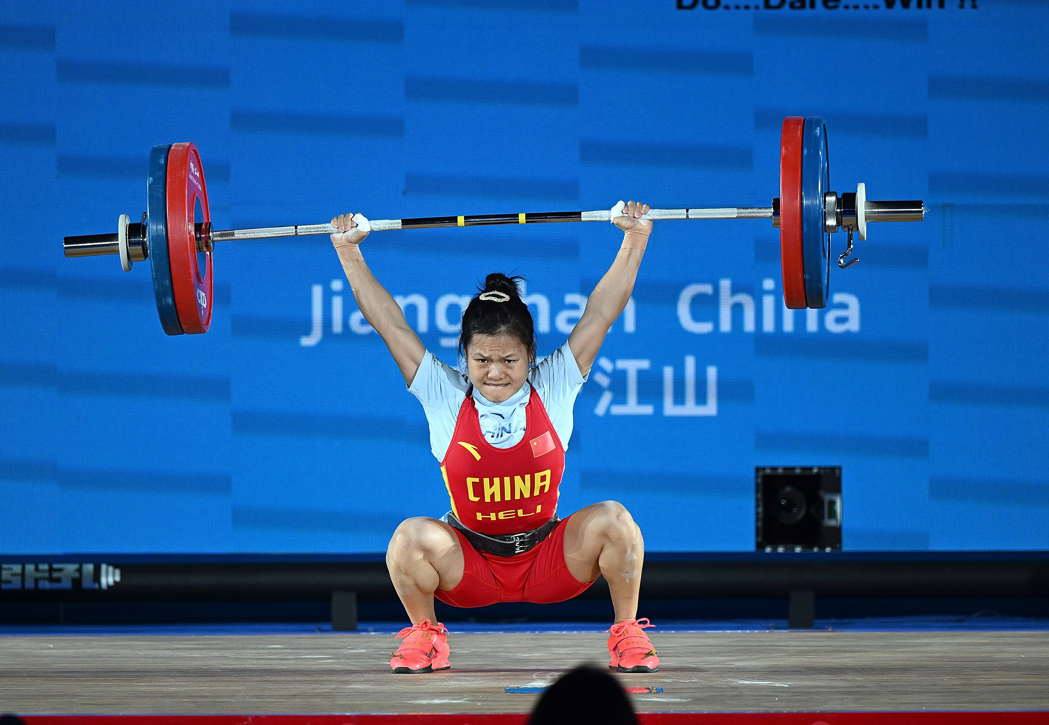 举重比赛中选手实力超群获胜