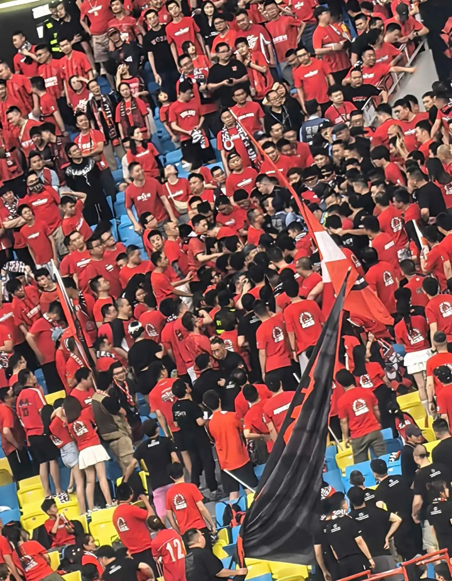 球队在赛场上燃烧激情，豪取胜利