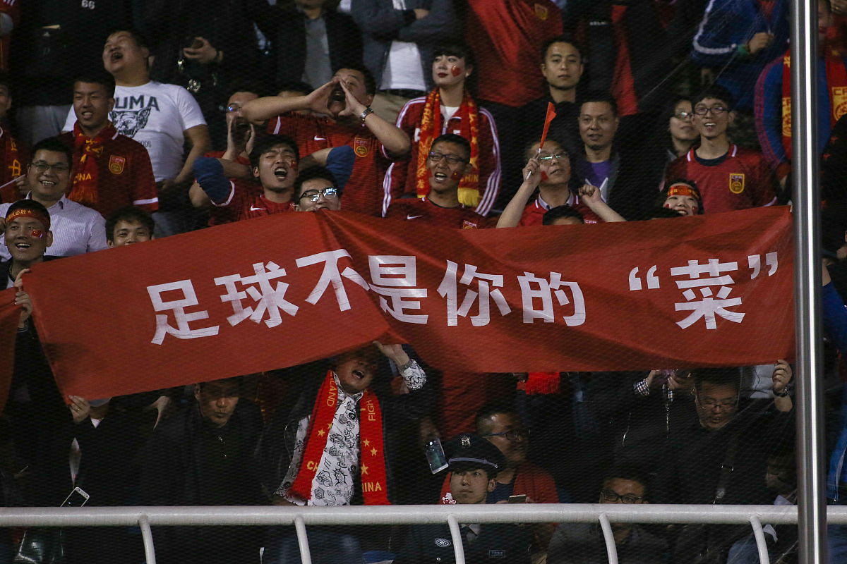 球队在赛场上燃烧激情，豪取胜利