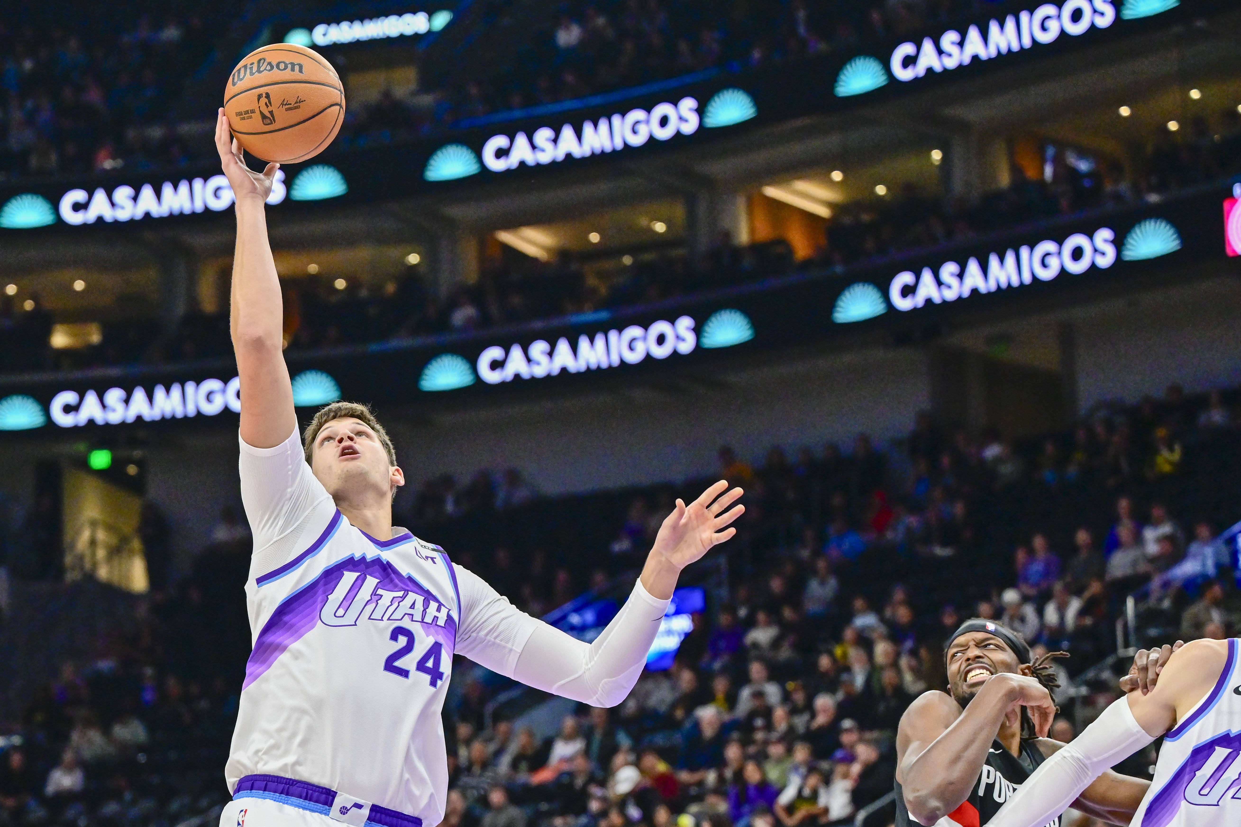 爵士主场大胜开拓者取得四连胜的简单介绍