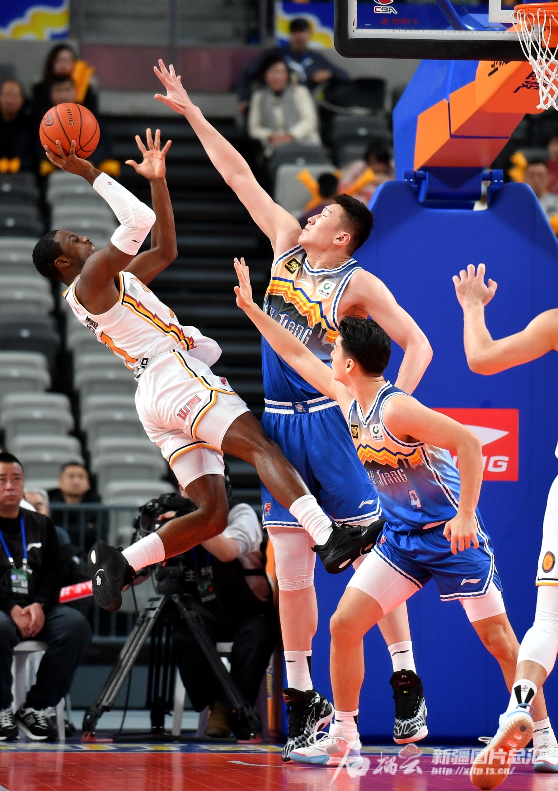 新疆男篮主场击败北京首钢队,取得比赛胜利 新疆男篮主场击败北京首钢队,取得比赛胜利