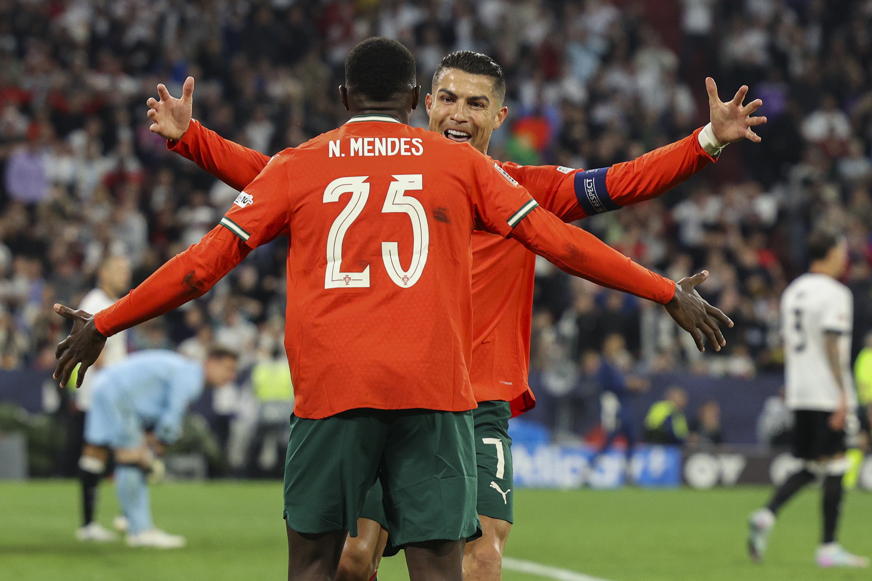 欧国联比赛:球员点赞和掌声不断的简单介绍 欧国联比赛:球员点赞和掌声不断的简单介绍