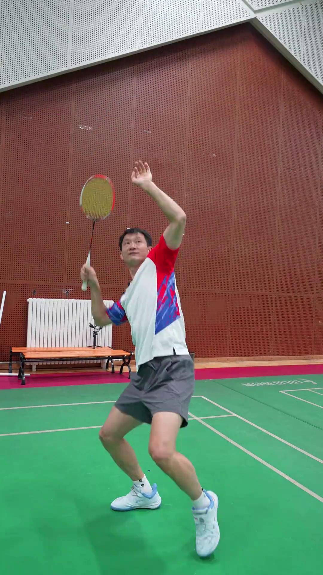 羽毛球选手高难度动作,低调表现 羽毛球选手高难度动作,低调表现