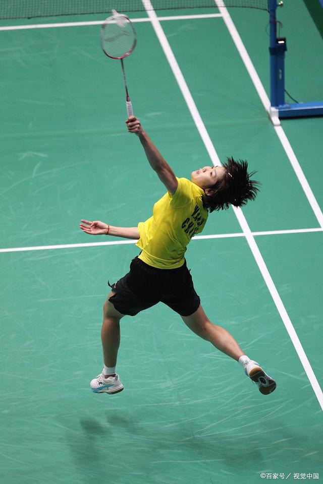 羽毛球选手高难度动作,低调表现 羽毛球选手高难度动作,低调表现