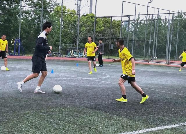 球队在比赛中展现了出色的团队合作