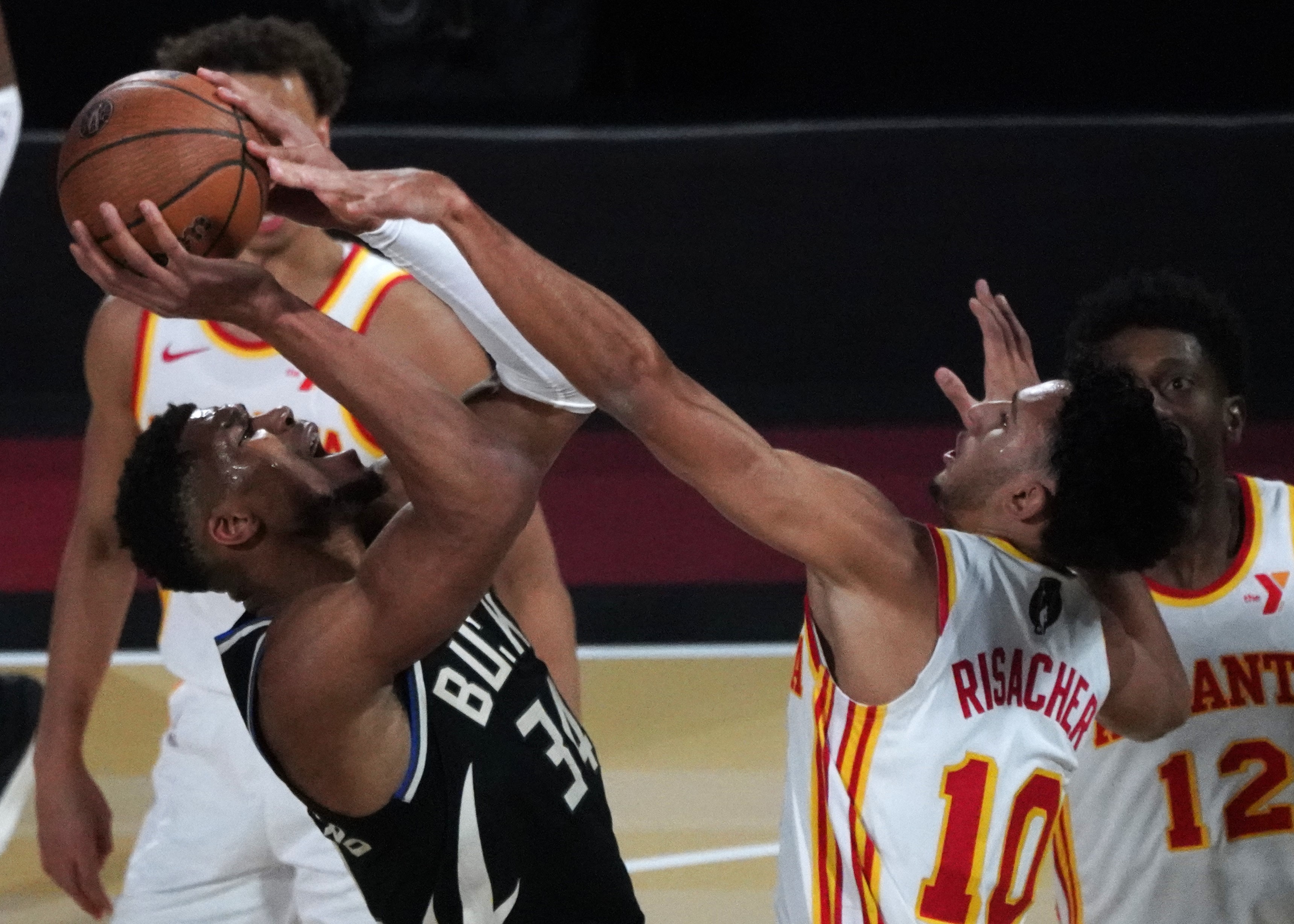 马刺战胜灰熊,阿德托昆博季后赛状态持续 马刺战胜灰熊,阿德托昆博季后赛状态持续