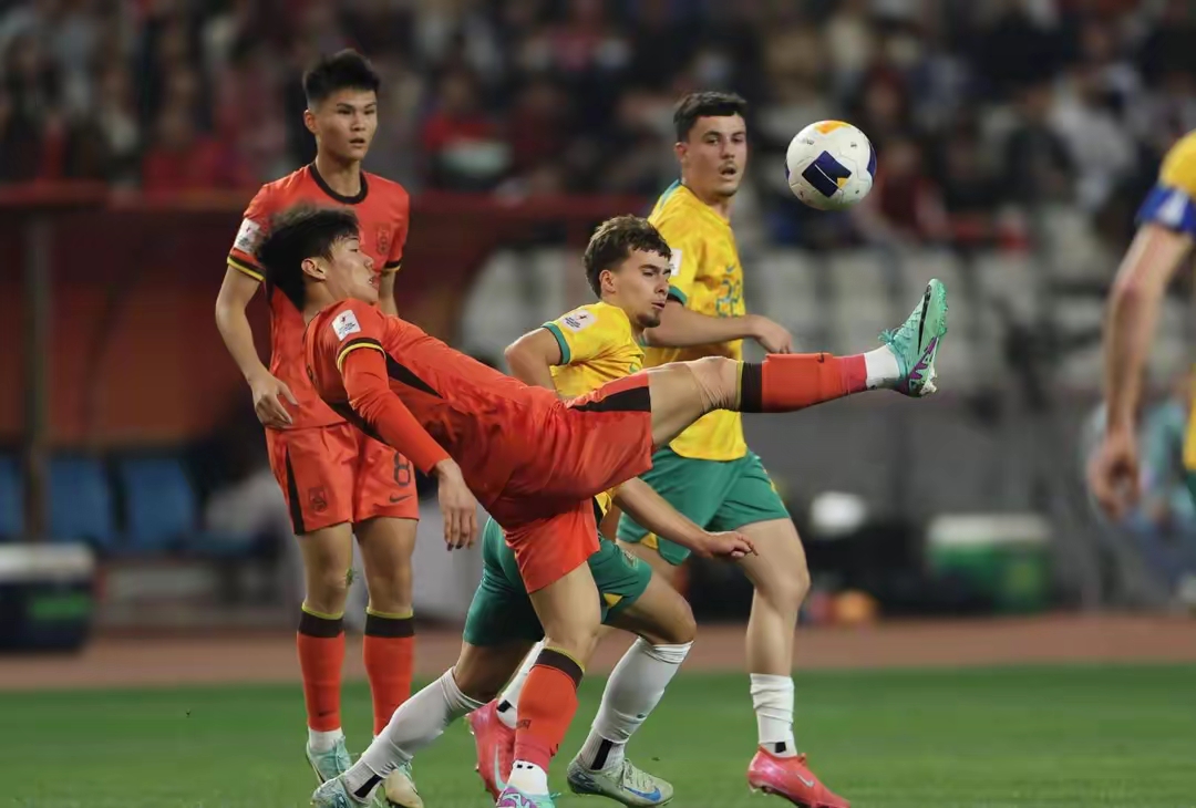 足球赛场上风云突变，球员们肩负重责