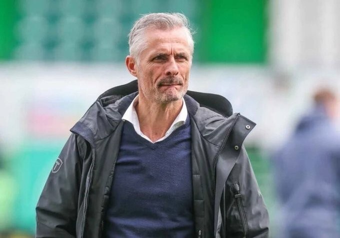 沙尔克关键进球助球队保级，主教练饱受赞誉的简单介绍